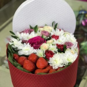 Коробка с клубникой и цветами
