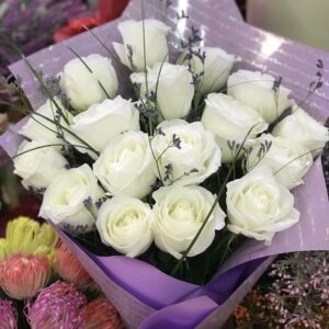 Букет из роз и зелени