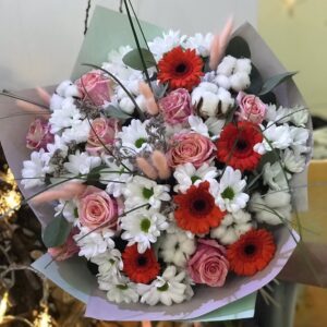 Букет из хлопка, роз, герберы и хризантемы
