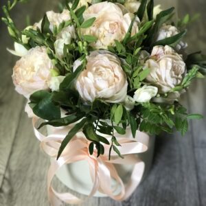 Пионы в шляпной коробке