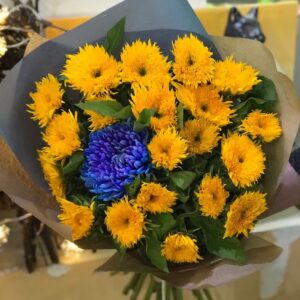 Букет из подсолнухов и хризантемы