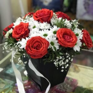 Корзинка из розы, хризантемы, гипсофилы и фисташки