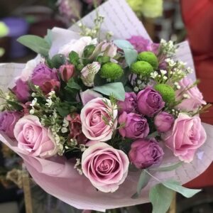Букет из роз, хризантем и зелени