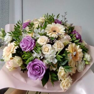 Букет из роз, герберы и фисташки