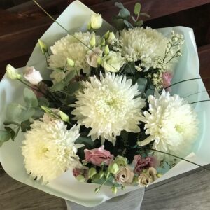 Букет из хризантемы и эустомы